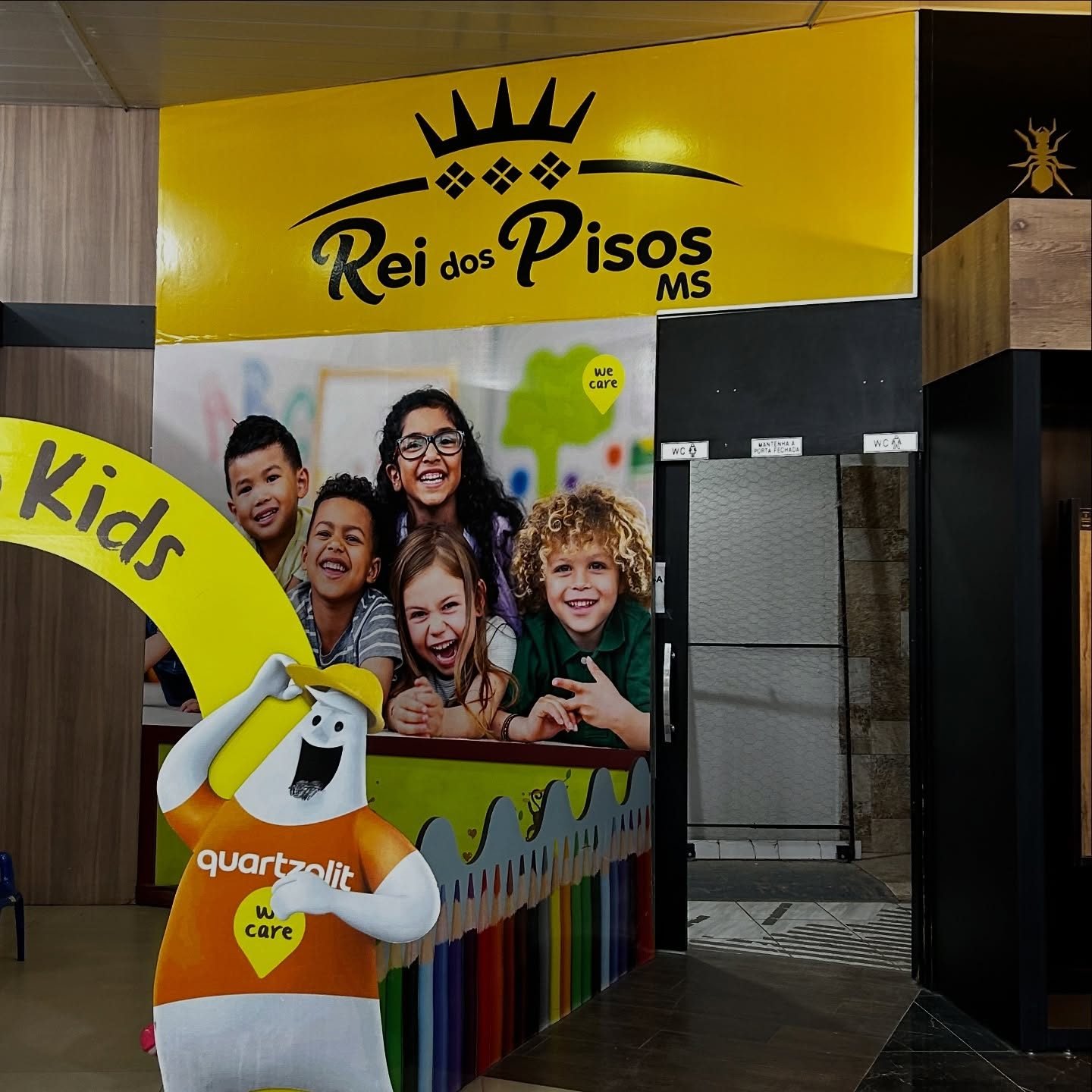 Adesivo de parede personalizado na área infantil da loja, feito sob a mesma fachada.