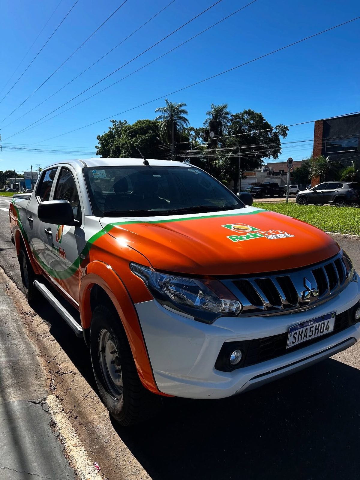 Envelopamento completo da caminhonete da emissora, com a identidade aplicada de capô a caçamba.