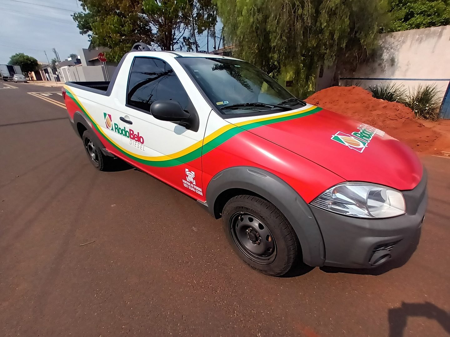 Segundo veículo da mesma frota, com a identidade idêntica à da caminhonete.