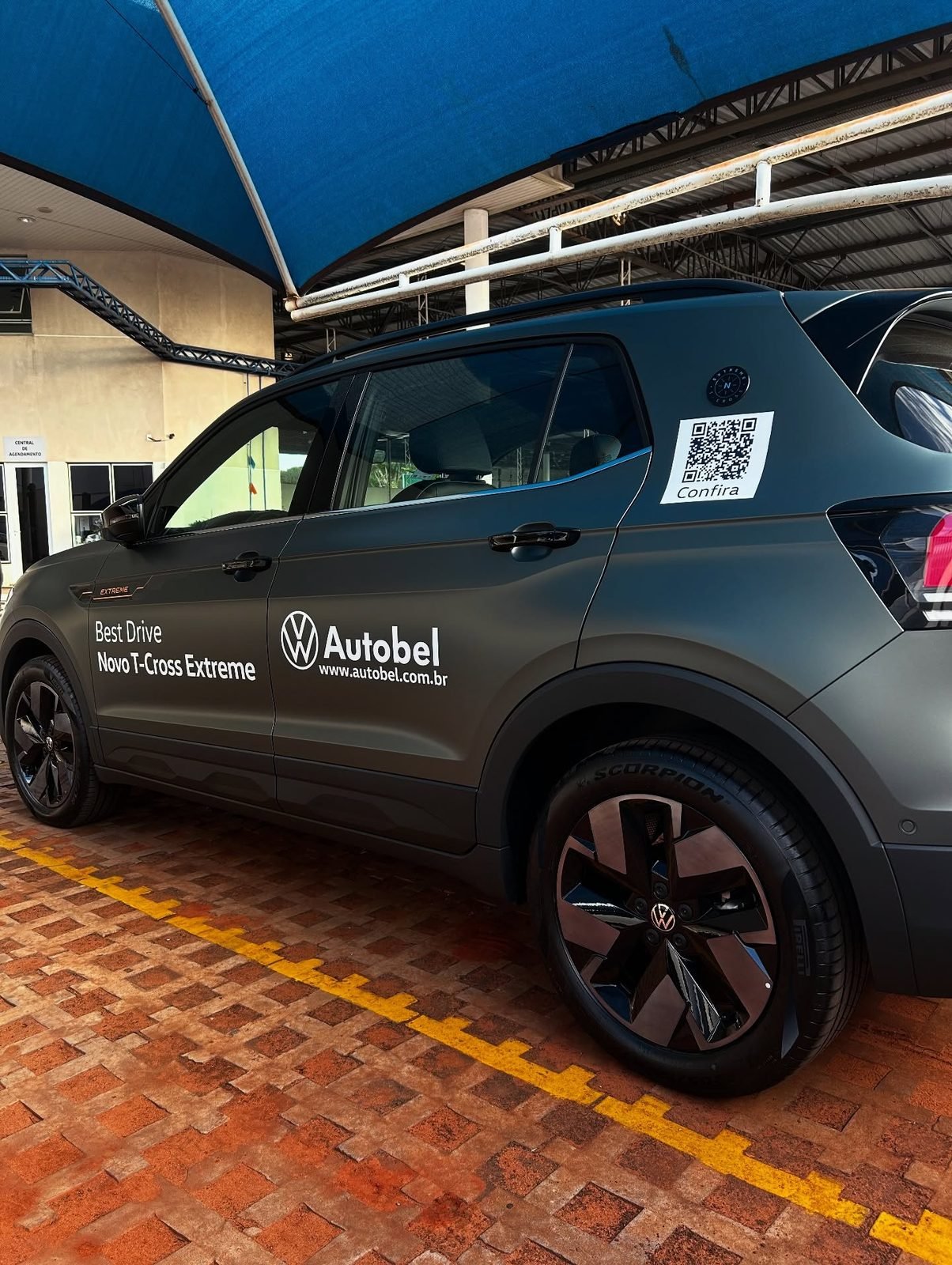 Plotagem promocional de concessionária, aplicada na lateral e no vidro do veículo de test drive.