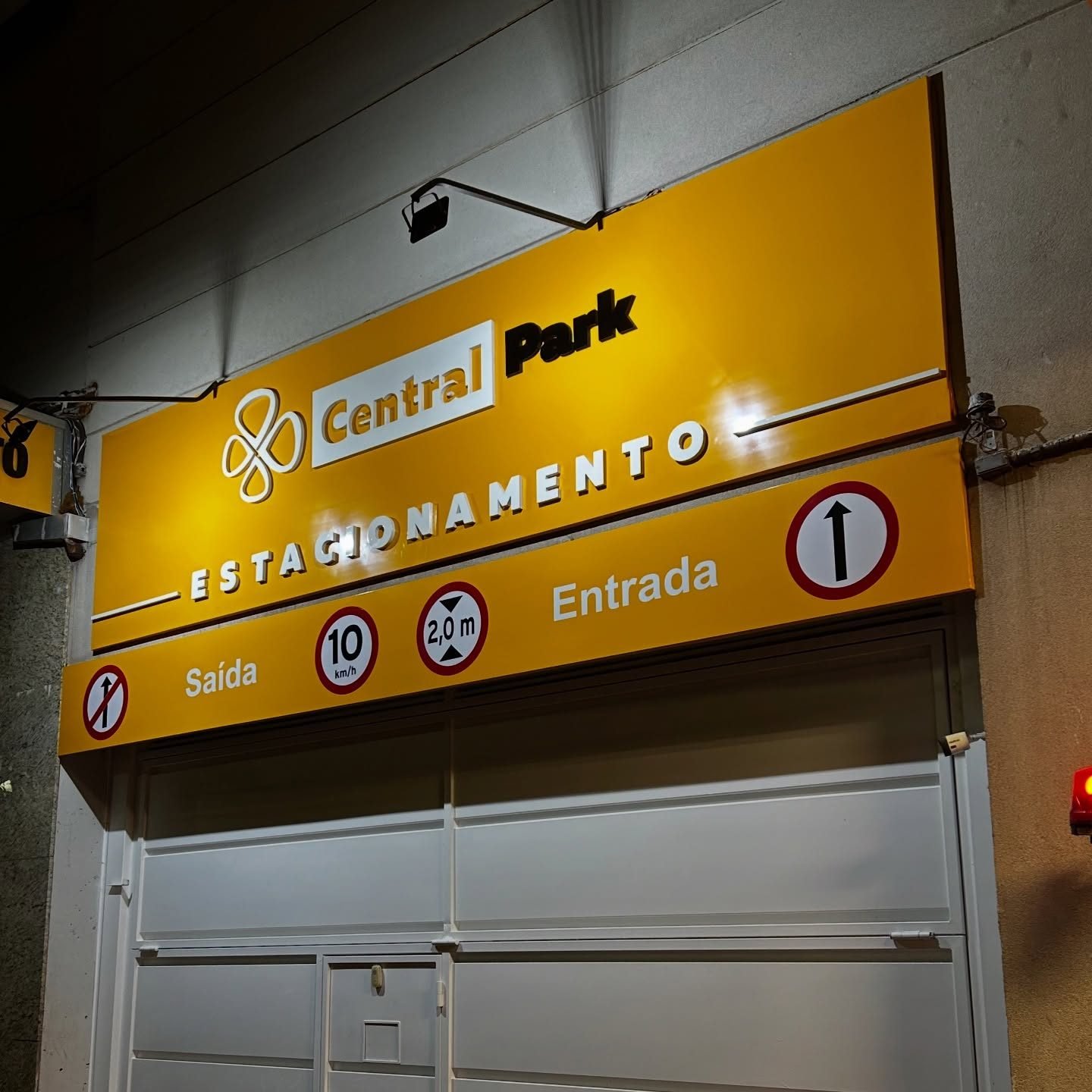 Luminoso de fachada com a sinalização de entrada, saída, velocidade e altura no mesmo painel.