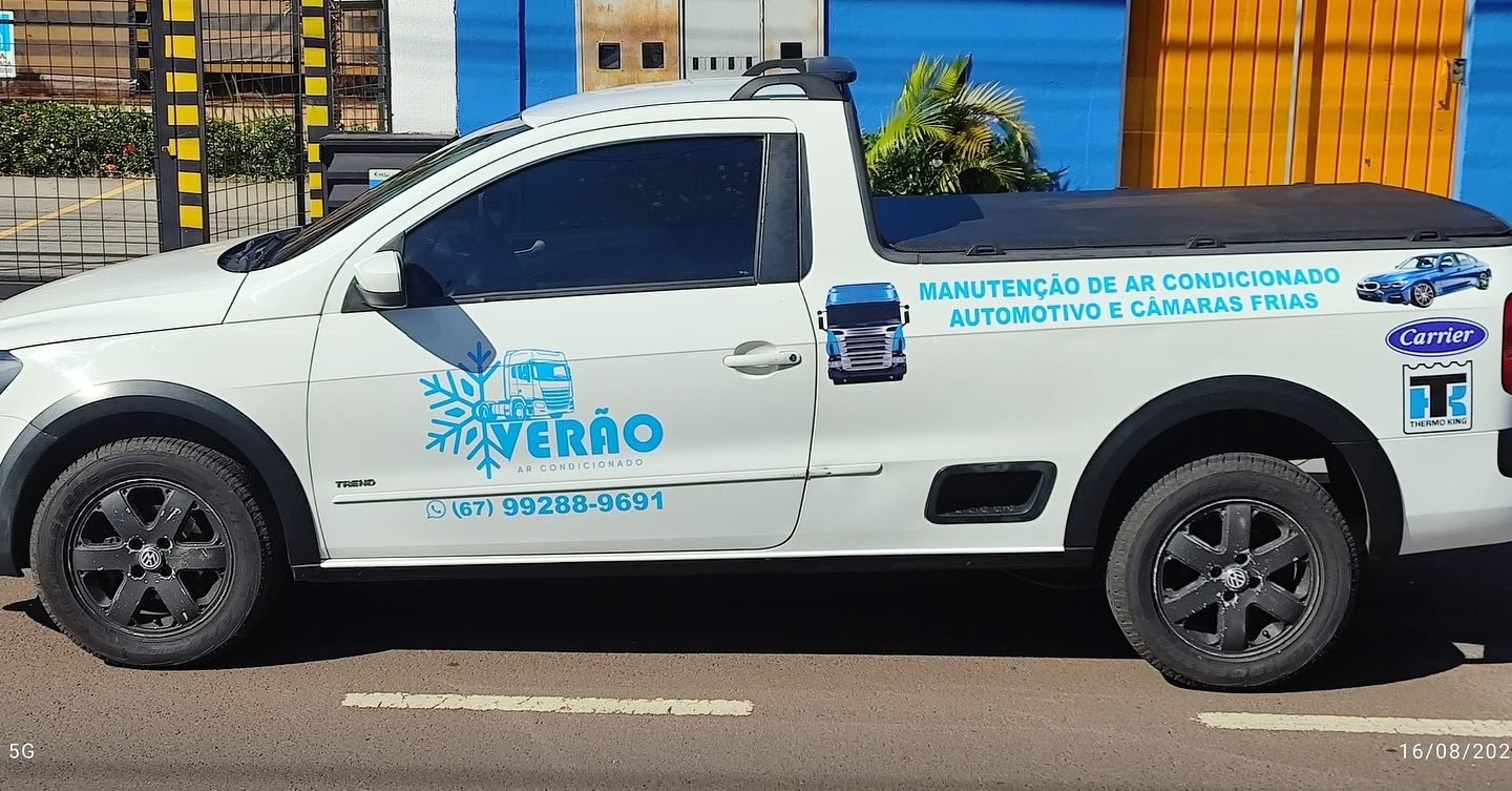 Plotagem de serviço em veículo de trabalho: marca, contato e o que a empresa faz, legível de longe.